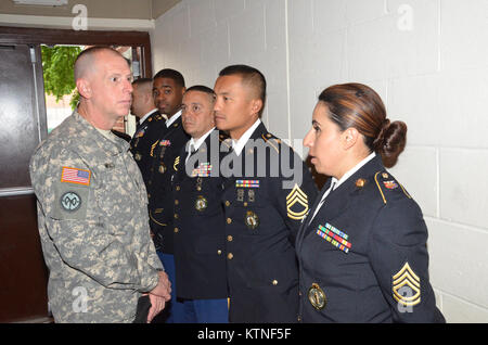 New York City Feuerwehr (FDNY) Feuerwehrmänner, New York Army National Guard Soldaten der 69th Infantry Regiment, Joint Task Force Empire Schild, Aktive Aufgabe Soldaten aus Fort Hamilton US Army Garrison entlang der New York Army National Guard Adjutant General, Major General Patrick A. Murphy, die 69th Infanterie- Regiments Kommandant Oberstleutnant James Gonyo und andere Würdenträger von der FDNY nahmen an der Widmung für Engeldrum Feld am Fort Hamilton US-Armee Garnison in Brooklyn NY. Staff Sgt. Christian S. Engeldrum, ein ehemaliger Polizist, Feuerwehrmann und National Guard Soldat aus der 6. Stockfoto