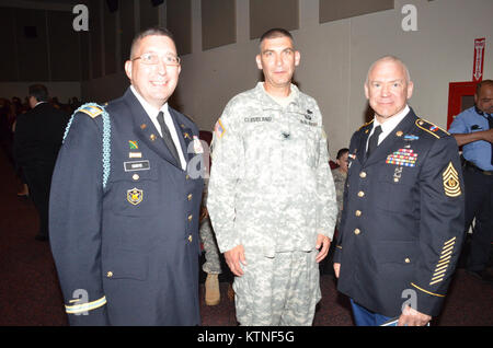 New York City Feuerwehr (FDNY) Feuerwehrmänner, New York Army National Guard Soldaten der 69th Infantry Regiment, Joint Task Force Empire Schild, Aktive Aufgabe Soldaten aus Fort Hamilton US Army Garrison entlang der New York Army National Guard Adjutant General, Major General Patrick A. Murphy, die 69th Infanterie- Regiments Kommandant Oberstleutnant James Gonyo und andere Würdenträger von der FDNY nahmen an der Widmung für Engeldrum Feld am Fort Hamilton US-Armee Garnison in Brooklyn NY. Staff Sgt. Christian S. Engeldrum, ein ehemaliger Polizist, Feuerwehrmann und National Guard Soldat aus der 6. Stockfoto