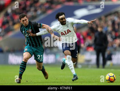 Von Southampton Pierre-Emile Hojbjerg (links) und Tottenham Hotspur ist Danny Rose Kampf um den Ball während der Premier League Spiel in Wembley, London. Stockfoto