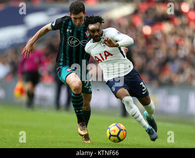 Von Southampton Pierre-Emile Hojbjerg (links) und Tottenham Hotspur ist Danny Rose Kampf um den Ball während der Premier League Spiel in Wembley, London. Stockfoto