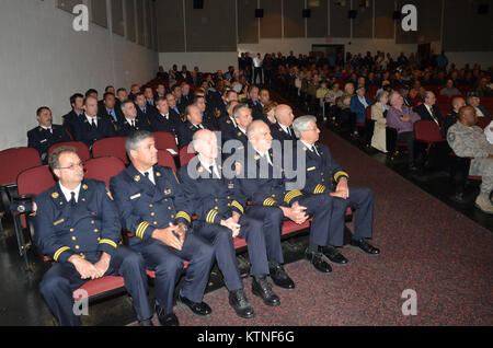 New York City Feuerwehr (FDNY) Feuerwehrmänner, New York Army National Guard Soldaten der 69th Infantry Regiment, Joint Task Force Empire Schild, Aktive Aufgabe Soldaten aus Fort Hamilton US Army Garrison entlang der New York Army National Guard Adjutant General, Major General Patrick A. Murphy, die 69th Infanterie- Regiments Kommandant Oberstleutnant James Gonyo und andere Würdenträger von der FDNY nahmen an der Widmung für Engeldrum Feld am Fort Hamilton US-Armee Garnison in Brooklyn NY. Staff Sgt. Christian S. Engeldrum, ein ehemaliger Polizist, Feuerwehrmann und National Guard Soldat aus der 6. Stockfoto