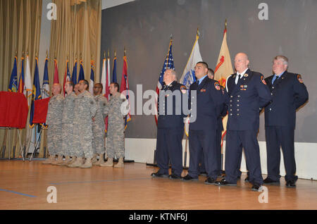 New York City Feuerwehr (FDNY) Feuerwehrmänner, New York Army National Guard Soldaten der 69th Infantry Regiment, Joint Task Force Empire Schild, Aktive Aufgabe Soldaten aus Fort Hamilton US Army Garrison entlang der New York Army National Guard Adjutant General, Major General Patrick A. Murphy, die 69th Infanterie- Regiments Kommandant Oberstleutnant James Gonyo und andere Würdenträger von der FDNY nahmen an der Widmung für Engeldrum Feld am Fort Hamilton US-Armee Garnison in Brooklyn NY. Staff Sgt. Christian S. Engeldrum, ein ehemaliger Polizist, Feuerwehrmann und National Guard Soldat aus der 6. Stockfoto
