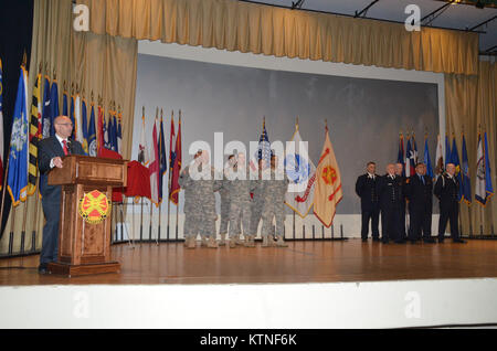 New York City Feuerwehr (FDNY) Feuerwehrmänner, New York Army National Guard Soldaten der 69th Infantry Regiment, Joint Task Force Empire Schild, Aktive Aufgabe Soldaten aus Fort Hamilton US Army Garrison entlang der New York Army National Guard Adjutant General, Major General Patrick A. Murphy, die 69th Infanterie- Regiments Kommandant Oberstleutnant James Gonyo und andere Würdenträger von der FDNY nahmen an der Widmung für Engeldrum Feld am Fort Hamilton US-Armee Garnison in Brooklyn NY. Staff Sgt. Christian S. Engeldrum, ein ehemaliger Polizist, Feuerwehrmann und National Guard Soldat aus der 6. Stockfoto