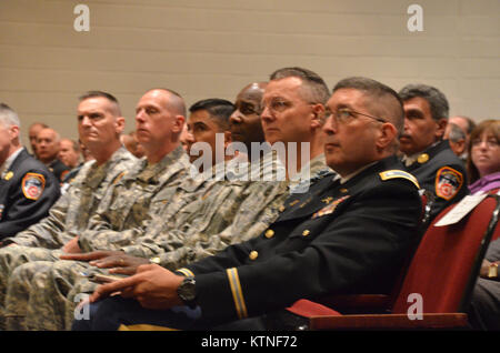New York City Feuerwehr (FDNY) Feuerwehrmänner, New York Army National Guard Soldaten der 69th Infantry Regiment, Joint Task Force Empire Schild, Aktive Aufgabe Soldaten aus Fort Hamilton US Army Garrison entlang der New York Army National Guard Adjutant General, Major General Patrick A. Murphy, die 69th Infanterie- Regiments Kommandant Oberstleutnant James Gonyo und andere Würdenträger von der FDNY nahmen an der Widmung für Engeldrum Feld am Fort Hamilton US-Armee Garnison in Brooklyn NY. Staff Sgt. Christian S. Engeldrum, ein ehemaliger Polizist, Feuerwehrmann und National Guard Soldat aus der 6. Stockfoto