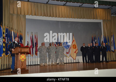 New York City Feuerwehr (FDNY) Feuerwehrmänner, New York Army National Guard Soldaten der 69th Infantry Regiment, Joint Task Force Empire Schild, Aktive Aufgabe Soldaten aus Fort Hamilton US Army Garrison entlang der New York Army National Guard Adjutant General, Major General Patrick A. Murphy, die 69th Infanterie- Regiments Kommandant Oberstleutnant James Gonyo und andere Würdenträger von der FDNY nahmen an der Widmung für Engeldrum Feld am Fort Hamilton US-Armee Garnison in Brooklyn NY. Staff Sgt. Christian S. Engeldrum, ein ehemaliger Polizist, Feuerwehrmann und National Guard Soldat aus der 6. Stockfoto