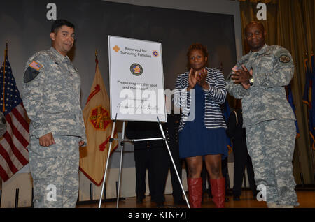 New York City Feuerwehr (FDNY) Feuerwehrmänner, New York Army National Guard Soldaten der 69th Infantry Regiment, Joint Task Force Empire Schild, Aktive Aufgabe Soldaten aus Fort Hamilton US Army Garrison entlang der New York Army National Guard Adjutant General, Major General Patrick A. Murphy, die 69th Infanterie- Regiments Kommandant Oberstleutnant James Gonyo und andere Würdenträger von der FDNY nahmen an der Widmung für Engeldrum Feld am Fort Hamilton US-Armee Garnison in Brooklyn NY. Staff Sgt. Christian S. Engeldrum, ein ehemaliger Polizist, Feuerwehrmann und National Guard Soldat aus der 6. Stockfoto