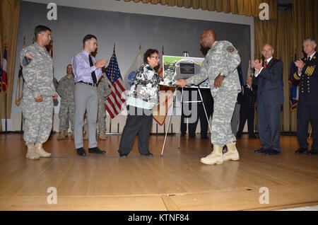 New York City Feuerwehr (FDNY) Feuerwehrmänner, New York Army National Guard Soldaten der 69th Infantry Regiment, Joint Task Force Empire Schild, Aktive Aufgabe Soldaten aus Fort Hamilton US Army Garrison entlang der New York Army National Guard Adjutant General, Major General Patrick A. Murphy, die 69th Infanterie- Regiments Kommandant Oberstleutnant James Gonyo und andere Würdenträger von der FDNY nahmen an der Widmung für Engeldrum Feld am Fort Hamilton US-Armee Garnison in Brooklyn NY. Staff Sgt. Christian S. Engeldrum, ein ehemaliger Polizist, Feuerwehrmann und National Guard Soldat aus der 6. Stockfoto