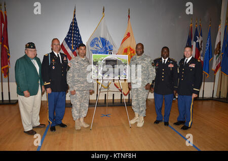 New York City Feuerwehr (FDNY) Feuerwehrmänner, New York Army National Guard Soldaten der 69th Infantry Regiment, Joint Task Force Empire Schild, Aktive Aufgabe Soldaten aus Fort Hamilton US Army Garrison entlang der New York Army National Guard Adjutant General, Major General Patrick A. Murphy, die 69th Infanterie- Regiments Kommandant Oberstleutnant James Gonyo und andere Würdenträger von der FDNY nahmen an der Widmung für Engeldrum Feld am Fort Hamilton US-Armee Garnison in Brooklyn NY. Staff Sgt. Christian S. Engeldrum, ein ehemaliger Polizist, Feuerwehrmann und National Guard Soldat aus der 6. Stockfoto