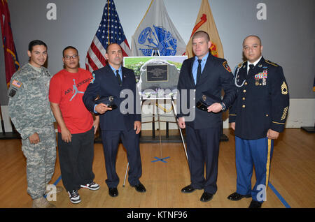 New York City Feuerwehr (FDNY) Feuerwehrmänner, New York Army National Guard Soldaten der 69th Infantry Regiment, Joint Task Force Empire Schild, Aktive Aufgabe Soldaten aus Fort Hamilton US Army Garrison entlang der New York Army National Guard Adjutant General, Major General Patrick A. Murphy, die 69th Infanterie- Regiments Kommandant Oberstleutnant James Gonyo und andere Würdenträger von der FDNY nahmen an der Widmung für Engeldrum Feld am Fort Hamilton US-Armee Garnison in Brooklyn NY. Staff Sgt. Christian S. Engeldrum, ein ehemaliger Polizist, Feuerwehrmann und National Guard Soldat aus der 6. Stockfoto