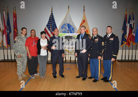 New York City Feuerwehr (FDNY) Feuerwehrmänner, New York Army National Guard Soldaten der 69th Infantry Regiment, Joint Task Force Empire Schild, Aktive Aufgabe Soldaten aus Fort Hamilton US Army Garrison entlang der New York Army National Guard Adjutant General, Major General Patrick A. Murphy, die 69th Infanterie- Regiments Kommandant Oberstleutnant James Gonyo und andere Würdenträger von der FDNY nahmen an der Widmung für Engeldrum Feld am Fort Hamilton US-Armee Garnison in Brooklyn NY. Staff Sgt. Christian S. Engeldrum, ein ehemaliger Polizist, Feuerwehrmann und National Guard Soldat aus der 6. Stockfoto
