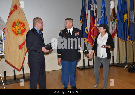 New York City Feuerwehr (FDNY) Feuerwehrmänner, New York Army National Guard Soldaten der 69th Infantry Regiment, Joint Task Force Empire Schild, Aktive Aufgabe Soldaten aus Fort Hamilton US Army Garrison entlang der New York Army National Guard Adjutant General, Major General Patrick A. Murphy, die 69th Infanterie- Regiments Kommandant Oberstleutnant James Gonyo und andere Würdenträger von der FDNY nahmen an der Widmung für Engeldrum Feld am Fort Hamilton US-Armee Garnison in Brooklyn NY. Staff Sgt. Christian S. Engeldrum, ein ehemaliger Polizist, Feuerwehrmann und National Guard Soldat aus der 6. Stockfoto