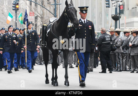 NEW YORK, N.Y.-Mitglieder Der 1.BATAILLON 69th Infanterie der New York Army National Guard Regiments in der New Yorker St. Patrick's Day Parade 17. März 2015 marschierten. Diese Jahre Parade markierte den 10. Jahrestag ihrer 2004-2005 Bereitstellung in Bagdad, Irak. Zu Ehren der 23 Soldaten, die ihr Leben seit dem Beginn des Krieges gegen den Terror verloren, Mitgliedern aus dem "Kampf gegen 69." Ihre Armee Service Uniformen trug. Zusätzlich zu diesen Jahren Parade wurde das Pferd ohne Reiter. In der Pferde Steigbügel, wurden Stiefel nach hinten gerichtet, die traditionell bedeutet, dass es sich um einen gefallenen Krieg Stockfoto