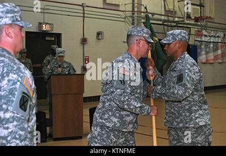 LATHAM, N.Y.-- 102 Militärpolizei Bataillonskommandeur Oberstleutnant Arthur Zegers (Mitte) übergibt die im Militär Polizei Unternehmen guidon, Kapitän Carlos Nazario (rechts), was bedeutet, dass die NAZARIO Annahme des Befehls des Unternehmens in einer Zeremonie hier Juli 9. Nazario Kommando von Kapitän Kevin Jusza (links) der scheidende Kommandant. Der New York Army National Guard im Military Police Company hat im Irak diente und reagierte auf Hurrikan Sandy und die jüngsten Mohawk Valley Überschwemmungen. Traditionell die Zeremonie kann der Soldaten zu sehen, die Sie auf dem Schlachtfeld folgen, als Symbol für die Stockfoto