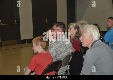 Major General Johnston, der Kommandant der New York Air National Guard spricht an der Förderung der lt Col. Steve Fukino in den Rang eines Oberst auf gemeinsame Kräfte Sitz am 25. Juli, 2013. Air National Guard Foto von Master Sgt William Gizara Stockfoto