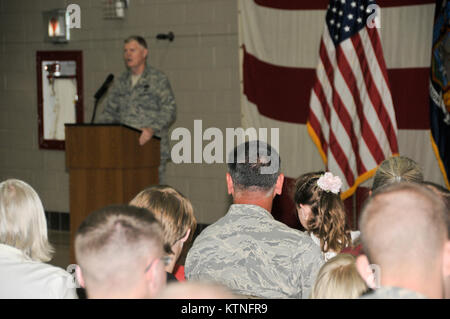 Major General Johnston, der Kommandant der New York Air National Guard spricht an der Förderung der lt Col. Steve Fukino in den Rang eines Oberst auf gemeinsame Kräfte Sitz am 25. Juli, 2013. Air National Guard Foto von Master Sgt William Gizara Stockfoto