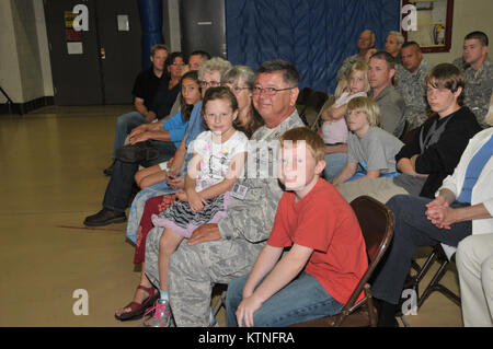 Major General Johnston, der Kommandant der New York Air National Guard spricht an der Förderung der lt Col. Steve Fukino in den Rang eines Oberst auf gemeinsame Kräfte Sitz am 25. Juli, 2013. Air National Guard Foto von Master Sgt William Gizara Stockfoto