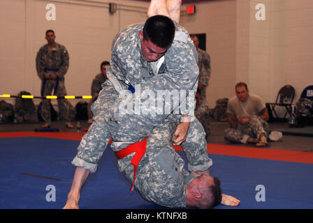 CAMP SMITH, N.Y.-- Soldaten im Ersten der New York Army National Guard Combatives Turnier konkurrieren, gehalten hier zum 27. Juli. Über ein Dutzend der New York Army National Guard Truppen nahmen an dem Turnier, das von 106 regionalen der New York Army National Guard Training Institut organisiert wurde. Die Gewinner haben die Gelegenheit, New York, in der alle Army National Guard Combatives Turnier am Ft gehalten zu werden. Benning, Ga. im Jahr 2014. (U.S. Armee Foto von Sgt. Patricia Austin, Joint Force Headquarters, New York Army National Guard) Stockfoto