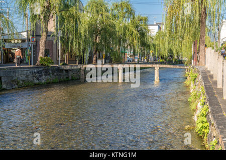 Kyoto, Japan - 10. November 2017: Weiden (Salix) entlang Shirakawa Fluss und Ippon Brücke (ipponbashi). Eine schmale Brücke aus Stein in der Nähe von Chion-in Tempel Stockfoto