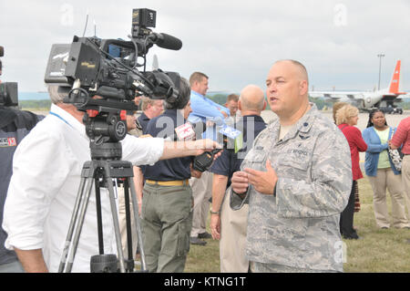 Us Air Force Oberstleutnant Brian Backus, Director of Operations der 139 Aeromedical Evacuation Squadron, führt ein Interview mit lokale Medien, erklärt die nationale Katastrophe medizinische System Übung an der 109 Airlift Wing Aug 8, 2013 durchgeführt. Diese Übung betonte die wichtige Funktion der 109 AW und 139 AES in der NDMS und Heimatschutz Mission sowie die Zusammenarbeit und die Koordination zwischen den 109 AW und New York State zivilen medizinischen und Emergency Management Assets. (U.S. Air National Guard Foto von älteren Flieger Benjamin S. Deutsch/Freigegeben) Stockfoto