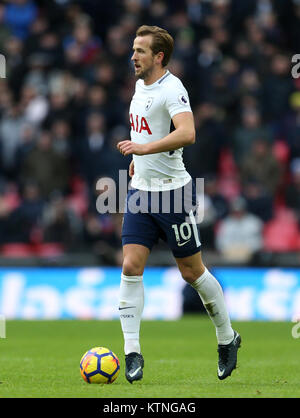 Tottenham Hotspur's Harry Kane während des Spiels der Premier League in Wembley, London. DRÜCKEN SIE VERBANDSFOTO. Bilddatum: Dienstag, 26. Dezember 2017. Siehe PA Geschichte FUSSBALL Tottenham. Bildnachweis sollte lauten: Steven Paston/PA Wire. EINSCHRÄNKUNGEN: Keine Verwendung mit nicht autorisierten Audio-, Video-, Daten-, Fixture-Listen, Club-/Liga-Logos oder „Live“-Diensten. Online-in-Match-Nutzung auf 75 Bilder beschränkt, keine Videoemulation. Keine Verwendung in Wetten, Spielen oder Veröffentlichungen für einzelne Vereine/Vereine/Vereine/Spieler. Stockfoto