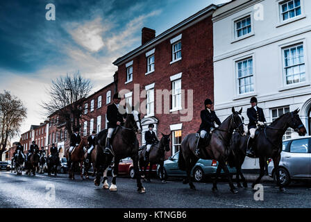 Leominster, Großbritannien. 26 Dez, 2017. Der Norden Herefordshire Jagd reitet in Leominster entlang Etnam Straße wie Hunderte von Menschen in Mais Square sammeln Die traditionelle Zusammenkunft der 99 Jahre alten Norden Herefordshire Jagd auf Boxing Day zu sehen. Stockfoto