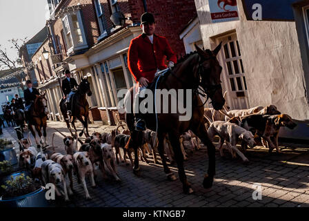 Leominster, Großbritannien. 26 Dez, 2017. Der Norden Herefordshire Jagd reitet in Leominster entlang School Lane, wie Hunderte von Menschen in Mais Square sammeln Die traditionelle Zusammenkunft der 99 Jahre alten Norden Herefordshire Jagd auf Boxing Day zu sehen. Stockfoto