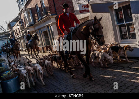 Leominster, Großbritannien. 26 Dez, 2017. Der Norden Herefordshire Jagd reitet in Leominster entlang School Lane, wie Hunderte von Menschen in Mais Square sammeln Die traditionelle Zusammenkunft der 99 Jahre alten Norden Herefordshire Jagd auf Boxing Day zu sehen. Stockfoto