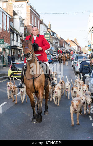 Schlacht, England. 26. Dezember 2017, Boxing Day East Sussex und Romney Marsh Jagd treffen im Kampf einen historischen englischen Stadt, Reiter, reiten Schlacht High Street in Richtung Schlacht Abby, England. © Jason Richardson/Alamy leben Nachrichten Stockfoto