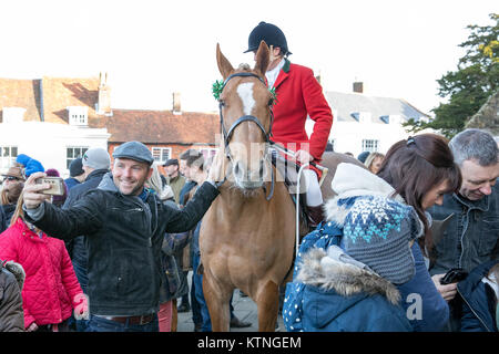 Kampf, UK. 26. Dezember 2017, Boxing Day East Sussex und Romney Marsh Jagd treffen im Kampf einen historischen englischen Stadt, England. Credit: Jason Richardson/Alamy leben Nachrichten Stockfoto