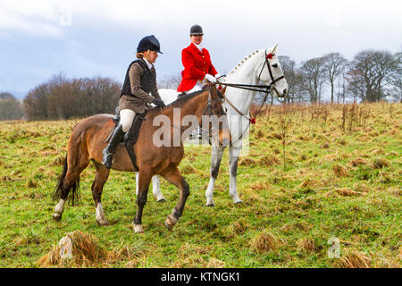 Rivington Scheune, Lancashire, UK. 26 Dez, 2017. Die rivington Boxing Day Hunt, Chorley, Lancashire. 26. Dezember 2017. Tausende von Menschen nehmen an der traditionellen Boxing Day Hunt treffen auf Rivington Scheune in Lancashire. Jagd mit Hunden wurde vor acht Jahren verboten, aber viele rechtlichen "jagt" weiter fortgesetzt werden. Pferde und Reiter folgen duftenden Spuren auf eine Anzeige von Pomp und nach Weihnachten. Die Masters of Foxhounds Association haben mehr als 200 über das Land angegeben sind, einschließlich des jährlichen Boxing Day Hunt im Horwich, in der Nähe von Bolton. Credit: cernan Elias/Alamy leben Nachrichten Stockfoto