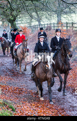 Rivington Scheune, Lancashire, UK. 26 Dez, 2017. Die rivington Boxing Day Hunt, Chorley, Lancashire. 26. Dezember 2017. Tausende von Menschen nehmen an der traditionellen Boxing Day Hunt treffen auf Rivington Scheune in Lancashire. Jagd mit Hunden wurde vor acht Jahren verboten, aber viele rechtlichen "jagt" weiter fortgesetzt werden. Pferde und Reiter folgen duftenden Spuren auf eine Anzeige von Pomp und nach Weihnachten. Die Masters of Foxhounds Association haben mehr als 200 über das Land angegeben sind, einschließlich des jährlichen Boxing Day Hunt im Horwich, in der Nähe von Bolton. Credit: cernan Elias/Alamy leben Nachrichten Stockfoto