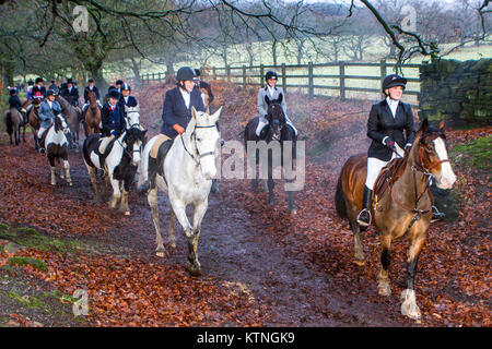 Rivington Scheune, Lancashire, UK. 26 Dez, 2017. Die rivington Boxing Day Hunt, Chorley, Lancashire. 26. Dezember 2017. Tausende von Menschen nehmen an der traditionellen Boxing Day Hunt treffen auf Rivington Scheune in Lancashire. Jagd mit Hunden wurde vor acht Jahren verboten, aber viele rechtlichen "jagt" weiter fortgesetzt werden. Pferde und Reiter folgen duftenden Spuren auf eine Anzeige von Pomp und nach Weihnachten. Die Masters of Foxhounds Association haben mehr als 200 über das Land angegeben sind, einschließlich des jährlichen Boxing Day Hunt im Horwich, in der Nähe von Bolton. Credit: cernan Elias/Alamy leben Nachrichten Stockfoto