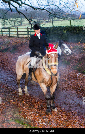 Rivington Scheune, Lancashire, UK. 26 Dez, 2017. Die rivington Boxing Day Hunt, Chorley, Lancashire. 26. Dezember 2017. Tausende von Menschen nehmen an der traditionellen Boxing Day Hunt treffen auf Rivington Scheune in Lancashire. Jagd mit Hunden wurde vor acht Jahren verboten, aber viele rechtlichen "jagt" weiter fortgesetzt werden. Pferde und Reiter folgen duftenden Spuren auf eine Anzeige von Pomp und nach Weihnachten. Die Masters of Foxhounds Association haben mehr als 200 über das Land angegeben sind, einschließlich des jährlichen Boxing Day Hunt im Horwich, in der Nähe von Bolton. Credit: cernan Elias/Alamy leben Nachrichten Stockfoto