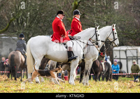 Rivington Scheune, Lancashire, UK. 26 Dez, 2017. Die rivington Boxing Day Hunt, Chorley, Lancashire. 26. Dezember 2017. Tausende von Menschen nehmen an der traditionellen Boxing Day Hunt treffen auf Rivington Scheune in Lancashire. Jagd mit Hunden wurde vor acht Jahren verboten, aber viele rechtlichen "jagt" weiter fortgesetzt werden. Pferde und Reiter folgen duftenden Spuren auf eine Anzeige von Pomp und nach Weihnachten. Die Masters of Foxhounds Association haben mehr als 200 über das Land angegeben sind, einschließlich des jährlichen Boxing Day Hunt im Horwich, in der Nähe von Bolton. Credit: cernan Elias/Alamy leben Nachrichten Stockfoto