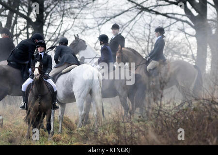 Rivington Scheune, Lancashire, UK. 26 Dez, 2017. Die rivington Boxing Day Hunt, Chorley, Lancashire. 26. Dezember 2017. Tausende von Menschen nehmen an der traditionellen Boxing Day Hunt treffen auf Rivington Scheune in Lancashire. Jagd mit Hunden wurde vor acht Jahren verboten, aber viele rechtlichen "jagt" weiter fortgesetzt werden. Pferde und Reiter folgen duftenden Spuren auf eine Anzeige von Pomp und nach Weihnachten. Die Masters of Foxhounds Association haben mehr als 200 über das Land angegeben sind, einschließlich des jährlichen Boxing Day Hunt im Horwich, in der Nähe von Bolton. Credit: cernan Elias/Alamy leben Nachrichten Stockfoto