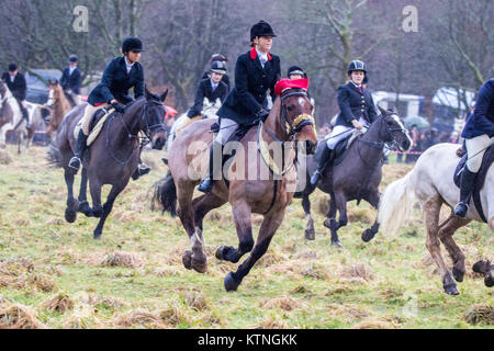 Rivington Scheune, Lancashire, UK. 26 Dez, 2017. Die rivington Boxing Day Hunt, Chorley, Lancashire. 26. Dezember 2017. Tausende von Menschen nehmen an der traditionellen Boxing Day Hunt treffen auf Rivington Scheune in Lancashire. Jagd mit Hunden wurde vor acht Jahren verboten, aber viele rechtlichen "jagt" weiter fortgesetzt werden. Pferde und Reiter folgen duftenden Spuren auf eine Anzeige von Pomp und nach Weihnachten. Die Masters of Foxhounds Association haben mehr als 200 über das Land angegeben sind, einschließlich des jährlichen Boxing Day Hunt im Horwich, in der Nähe von Bolton. Credit: cernan Elias/Alamy leben Nachrichten Stockfoto