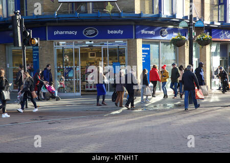 Bromley, Großbritannien. 26 Dez, 2017. Boxing Day Vertrieb erhalten unterwegs in Bromley, Kent. Credit: Keith Larby/Alamy leben Nachrichten Stockfoto