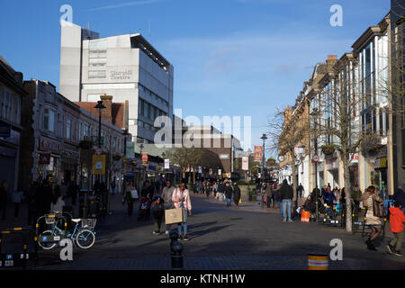 Bromley, Großbritannien. 26 Dez, 2017. Boxing Day Vertrieb erhalten unterwegs in Bromley, Kent. Credit: Keith Larby/Alamy leben Nachrichten Stockfoto