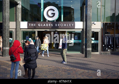 Bromley, Großbritannien. 26 Dez, 2017. Boxing Day Vertrieb erhalten unterwegs in Bromley, Kent. Credit: Keith Larby/Alamy leben Nachrichten Stockfoto