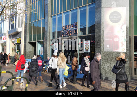 Bromley, Großbritannien. 26 Dez, 2017. Boxing Day Vertrieb erhalten unterwegs in Bromley, Kent. Credit: Keith Larby/Alamy leben Nachrichten Stockfoto