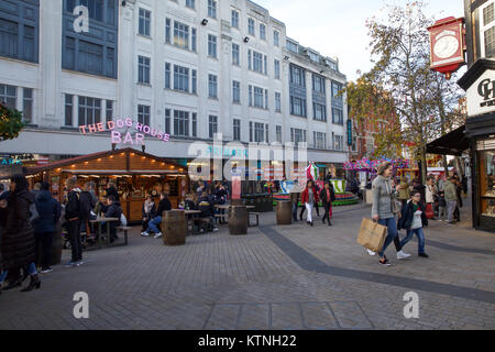 Bromley, Großbritannien. 26 Dez, 2017. Boxing Day Vertrieb erhalten unterwegs in Bromley, Kent. Credit: Keith Larby/Alamy leben Nachrichten Stockfoto