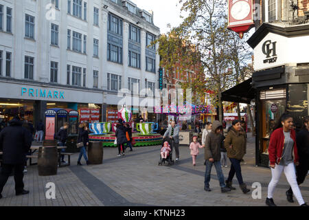 Bromley, Großbritannien. 26 Dez, 2017. Boxing Day Vertrieb erhalten unterwegs in Bromley, Kent. Credit: Keith Larby/Alamy leben Nachrichten Stockfoto