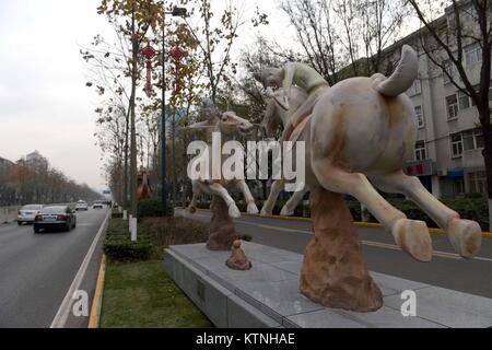 Xi'an. 26 Dez, 2017. Foto auf 26.12.2017, zeigt Skulpturen auf eine Art polo Spiel in der Tang Dynastie (618-907) in Xi'an, die Hauptstadt der Provinz Shaanxi im Nordwesten Chinas. Eine Straße mit 96 Stücke von Skulpturen, von denen die Hälfte sind Nachbildungen der kostbaren kulturellen Relikte in der provinziellen Geschichte Museum konserviert geprägt, wurde hier Dienstag geöffnet. Credit: Liu Xiao/Xinhua/Alamy leben Nachrichten Stockfoto