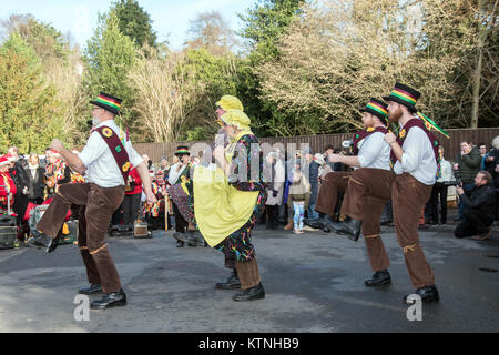 Lose Dorf, Maidstone, Kent, Großbritannien. 26 Dez, 2017. Die sieben Champions Molly Tänzer traditionelle Tänze am zweiten Weihnachtstag im Dorf mit einer großen Masse von Zuschauern. Photo Credit: hmimages/Alamy Leben Nachrichten. Stockfoto