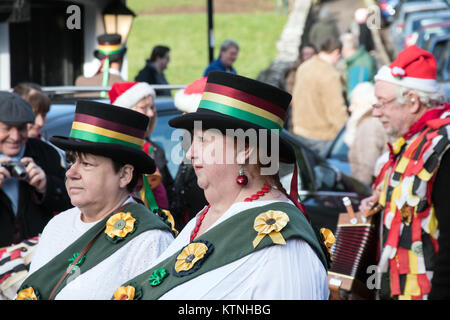 Lose Dorf, Maidstone, Kent, Großbritannien. 26 Dez, 2017. Die sieben Champions Molly Tänzer traditionelle Tänze am zweiten Weihnachtstag im Dorf mit einer großen Masse von Zuschauern. Photo Credit: hmimages/Alamy Leben Nachrichten. Stockfoto