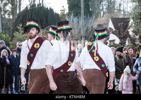 Lose Dorf, Maidstone, Kent, Großbritannien. 26 Dez, 2017. Die sieben Champions Molly Tänzer traditionelle Tänze am zweiten Weihnachtstag im Dorf mit einer großen Masse von Zuschauern. Photo Credit: hmimages/Alamy Leben Nachrichten. Stockfoto