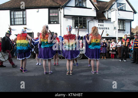 Lose Dorf, Maidstone, Kent, Großbritannien. 26 Dez, 2017. Lose Frauen Morris durchführen, traditionelle Tänze am zweiten Weihnachtstag im Dorf mit einer großen Masse von Zuschauern. Photo Credit: hmimages/Alamy Leben Nachrichten. Stockfoto