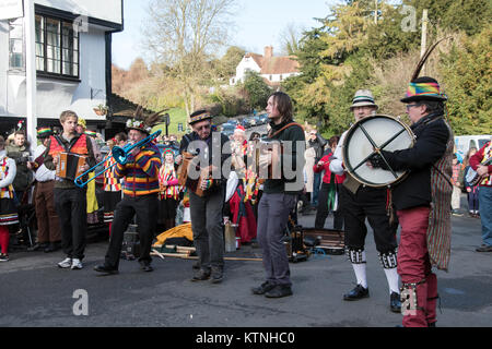 Lose Dorf, Maidstone, Kent, Großbritannien. 26 Dez, 2017. Musiker die Musik für traditionelle Tänze am zweiten Weihnachtstag im Dorf mit einer großen Masse von Zuschauern. Photo Credit: hmimages/Alamy Leben Nachrichten. Stockfoto