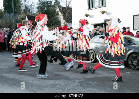 Lose Dorf, Maidstone, Kent, Großbritannien. 26 Dez, 2017. Boughton Monchelsea Morris durchführen, traditionelle Tänze am zweiten Weihnachtstag im Dorf mit einer großen Masse von Zuschauern. Photo Credit: hmimages/Alamy Live Credit: Howard Marsh/Alamy leben Nachrichten Stockfoto