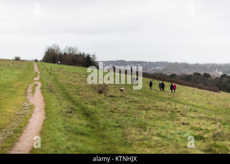 Greater London, UK. 26 Dez, 2017. UK Wetter. Bedeckt mit schweren Duschen am zweiten Weihnachtstag, als die Leute machen die Weihnachten Abendessen auf Farthing Downs entfernt, im Süden Londoner Stadtteil Croydon, nahe der nördlichen Spitze der North Downs. Es wird erwartet, dass die Temperaturen in der Nacht abzusinken, mit starken Winden und Hill Schnee am Morgen erwartet. Credit: Francesca Moore/Alamy leben Nachrichten Stockfoto